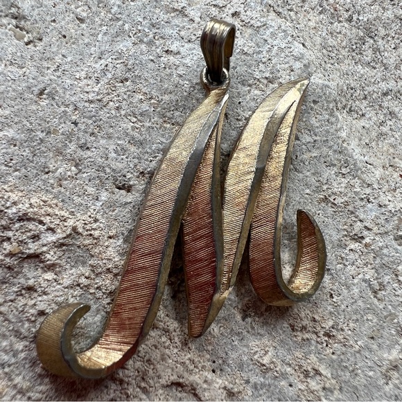 Vintage letter M initial necklace 50s gold tone large script etched - Picture 4 of 4